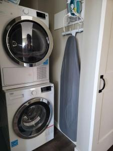 eine Waschmaschine und eine Waschmaschine im Zimmer in der Unterkunft Liberty Bay Loft with Water views in Poulsbo