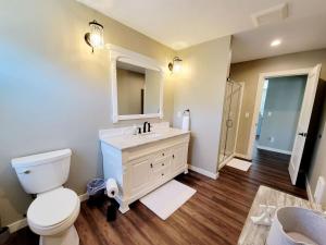 ein Badezimmer mit weißer Toilette und Waschbecken in der Unterkunft Liberty Bay Loft with Water views in Poulsbo + 6 Fotos