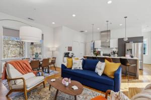 un salon avec un canapé bleu et une cuisine dans l'établissement The Topaz of Dallas 2BD DownTown Walkable, à Dallas