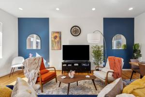 un salon avec des murs bleus et une télévision à écran plat dans l'établissement The Topaz of Dallas 2BD DownTown Walkable, à Dallas