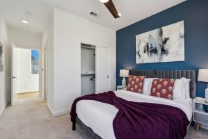 une chambre avec un grand lit et un mur bleu dans l'établissement The Topaz of Dallas 2BD DownTown Walkable, à Dallas