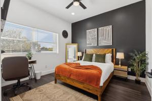 Voodi või voodid majutusasutuse The Spinel 3BD In the Heart of Dallas toas