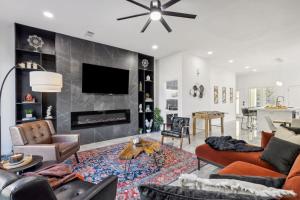 Televiisor ja/või meelelahutuskeskus majutusasutuses The Spinel 3BD In the Heart of Dallas