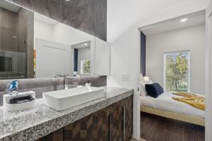 Vannituba majutusasutuses The Spinel 3BD In the Heart of Dallas +66 fotot