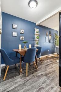 Χώρος καθιστικού στο Delightful 1BD AT and T Walkable