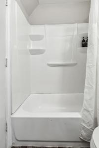 Ένα μπάνιο στο Delightful 1BD AT and T Walkable