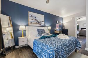 Ένα ή περισσότερα κρεβάτια σε δωμάτιο στο Joyful 1BD AT and T walkable with a small backyard