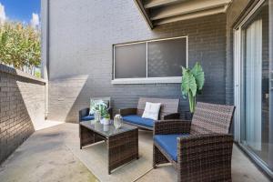 Et opholdsområde på AT and T is steps away 2BD unit