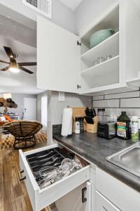 Køkken eller tekøkken på AT and T is steps away 2BD unit