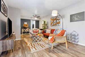 Et tv og/eller underholdning på AT and T is steps away 2BD unit