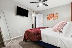 En eller flere senge i et værelse på AT and T is steps away 2BD unit