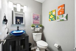 Et badeværelse på AT and T is steps away 2BD unit + 27 billeder