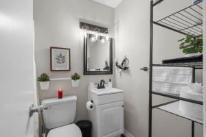 Et badeværelse på Pleasant 1BD AT and T Walkable + 24 billeder