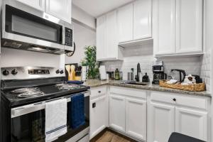 Køkken eller tekøkken på Modish 1BD AT and T Walkable