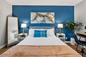 En eller flere senge i et værelse på Modish 1BD AT and T Walkable