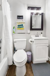 Et badeværelse på Modish 1BD AT and T Walkable + 25 billeder