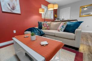 Et opholdsområde på AT and T Walkable Comfy 1BD + 23 billeder