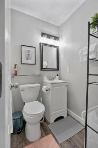 Et badeværelse på AT and T Walkable Comfy 1BD