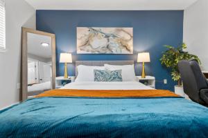 En eller flere senge i et værelse på AT and T Walkable Comfy 1BD