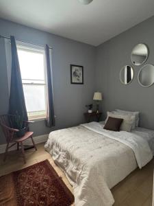 Giường trong phòng chung tại 3BD Heritage Home Escape