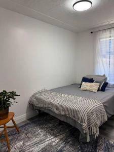 Postel nebo postele na pokoji v ubytování Eclectic Old East 3BD in Entertainment District