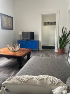 Μια τηλεόραση ή/και κέντρο ψυχαγωγίας στο 3 Bedroom Stunner