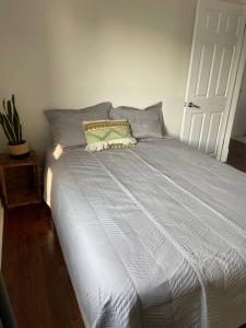 Ένα ή περισσότερα κρεβάτια σε δωμάτιο στο Cozy and Bright - 5 mins to LHSC +3 φωτογραφίες