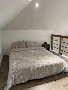 Ένα ή περισσότερα κρεβάτια σε δωμάτιο στο Cozy and Bright - 5 mins to LHSC