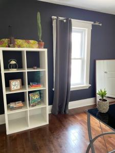 Η βιβλιοθήκη του διαμερίσματος