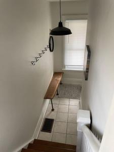 Ένα μπάνιο στο Cozy and Bright - 5 mins to LHSC