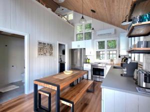 eine Küche mit einem Holztisch in der Mitte in der Unterkunft Beachfront cabin, dock, water views in Point White + 26 Fotos