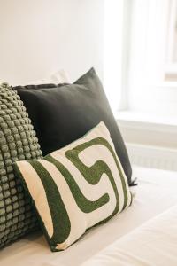 ein schwarzes und weißes Kissen auf einem Bett in der Unterkunft Raciborska Old Town in Gliwice