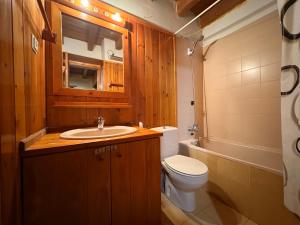 a bathroom with a sink and a toilet and a tub at Tranquilidad en apartamento rústico con parking - Aigüestortes 3 in Pla de l'Ermita +15 photos