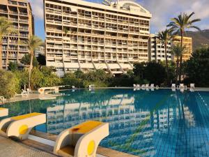 Ed DkârîneChalet in Manar Complex with Full Resort Access的大楼前的一个大型游泳池