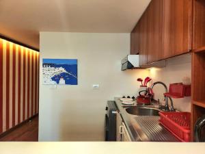 Η κουζίνα ή μικρή κουζίνα στο Chalet in Manar Complex with Full Resort Access