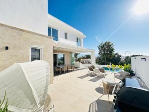 eine Terrasse eines Hauses mit Stühlen und einem Tisch in der Unterkunft Casa Blanca in Torre del Mar