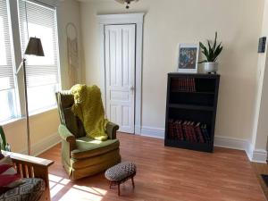 Khu vực ghế ngồi tại Unique Boho Unit Close to Downtown