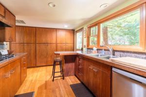 Kuchyň nebo kuchyňský kout v ubytování Quiet Bainbridge Retreat for 6