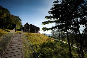 uma casa no topo de uma colina com uma cerca em Pousada do Quilombo em São Bento do Sapucaí
