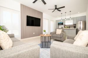 TV a/nebo společenská místnost v ubytování Sunset Villas