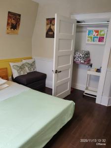 une petite chambre avec un lit et une chaise dans l'établissement Ottawa University center near train Station & Parliament, à Ottawa