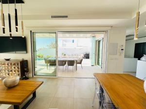 eine Küche mit Tisch und ein Esszimmer in der Unterkunft Casa Blanca in Torre del Mar