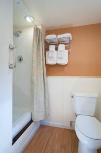 Et badeværelse på Walk to Lake Tahoe Pets OK Studio + 6 billeder