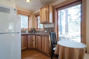 Køkken eller tekøkken på Walk to Lake Tahoe Pets OK Studio