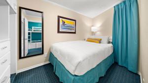 Ένα ή περισσότερα κρεβάτια σε δωμάτιο στο CDM 332 Casa Del Mar Oceanview Condo for 6 Heated Pool