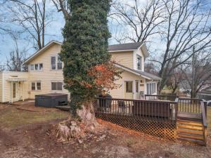 Buckeye LakeCanary Cottage的围栏前有树的房子