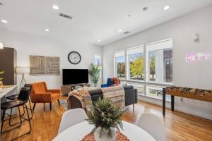 un salon avec un canapé et une télévision dans l'établissement Aquara 2BD Townhouse DownTown Walkable, à Dallas