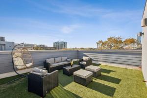 un patio avec un canapé et des chaises sur un toit dans l'établissement Aquara 2BD Townhouse DownTown Walkable, à Dallas