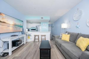 Μια τηλεόραση ή/και κέντρο ψυχαγωγίας στο Island Winds West 473 condo