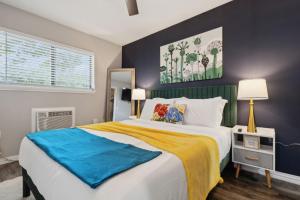 Ένα ή περισσότερα κρεβάτια σε δωμάτιο στο Prime 1BD Close to the Action of AT and T